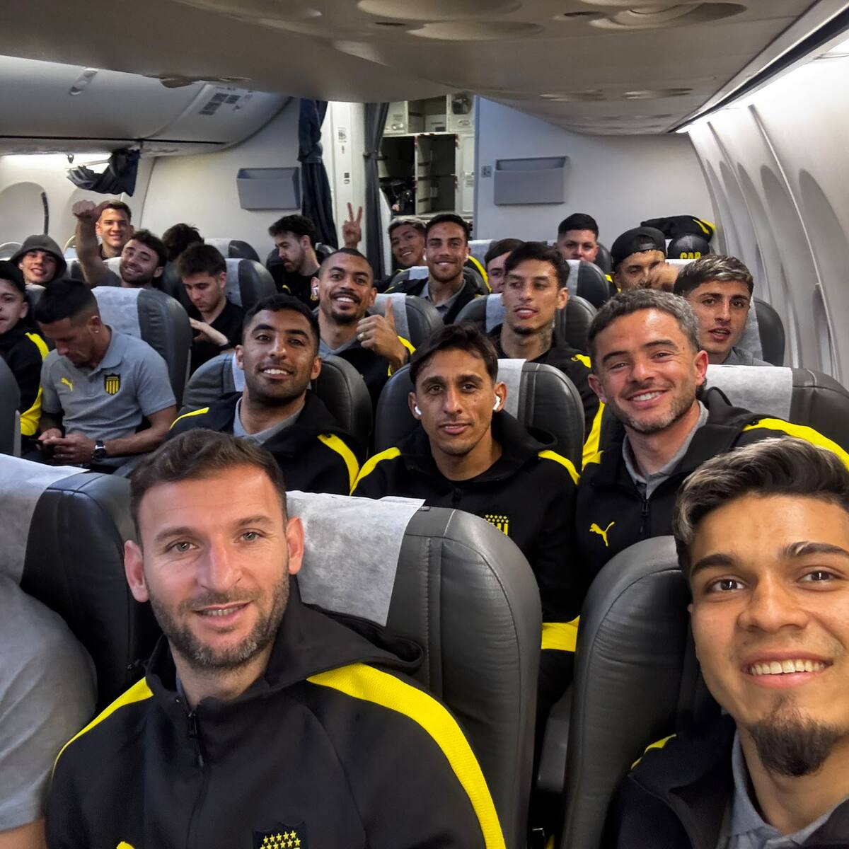 El lamentable espectáculo de Peñarol arriba de su avión camino a Buenos Aires: Brayan Cortés fue protagonista lejano