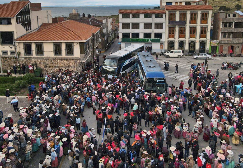 Protesta contra el gobierno interino y el congreso en la provincia de Puno del Perú