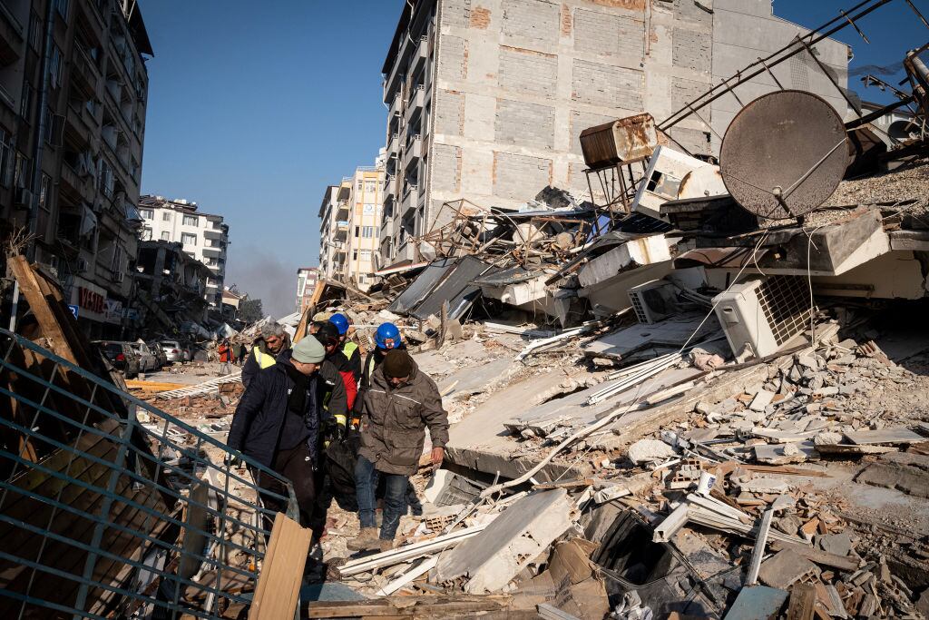 Equipos de rescate trabajan en edificio derrumbado en Hatay de Turquía