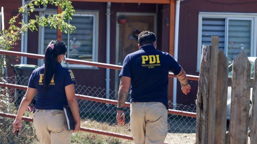20 DE FEBRERO DE 2021 / LUBUPersonal de la PDI en la vivienda de Tomas niño de tres años desaparecido desde la tarde del miércoles.
FOTO: CAMILO SANHUEZA / AGENCIAUNO