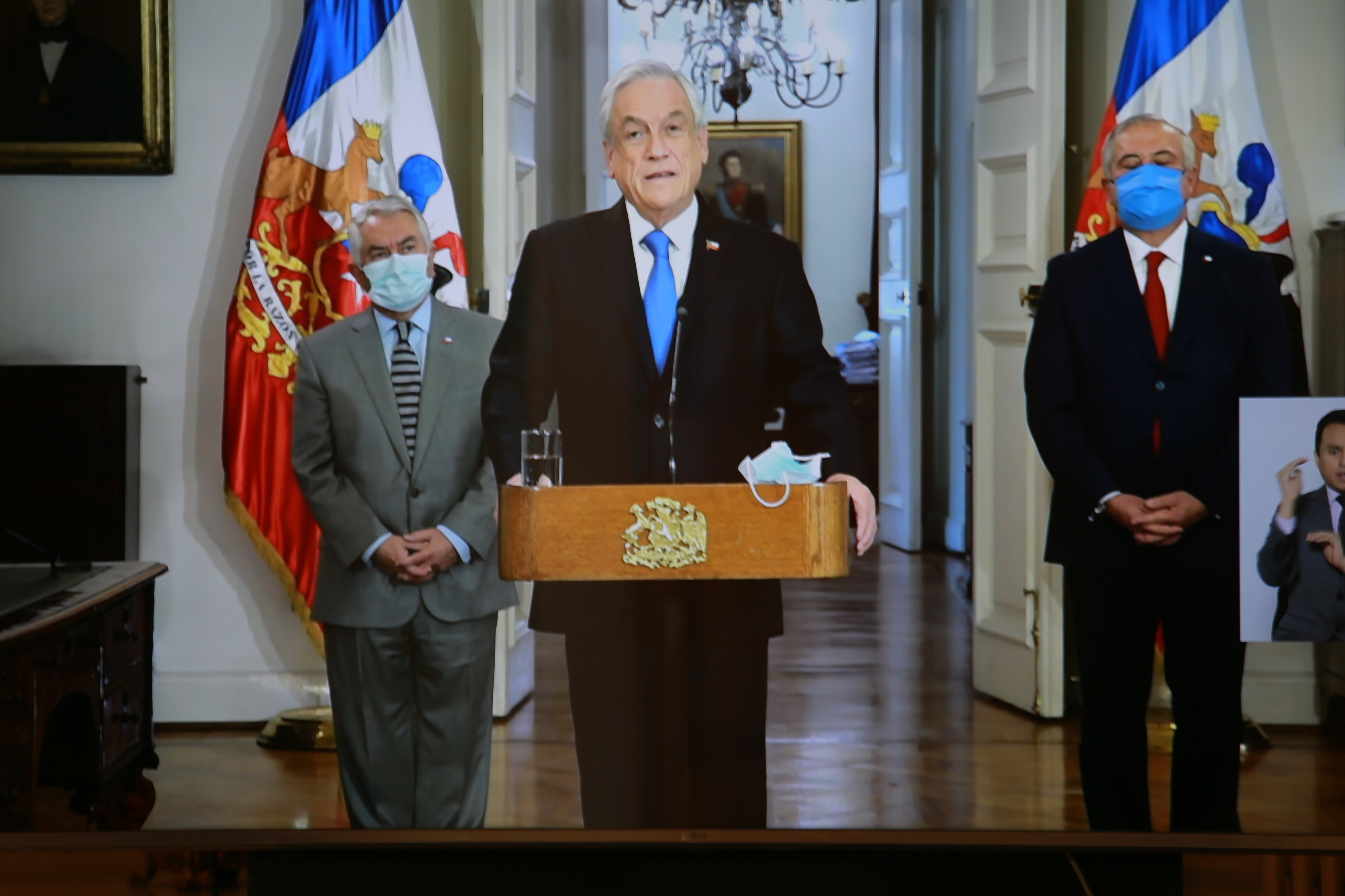 Cambios en el Ministerio de Salud: tras la renuncia de Jaime Mañalich, asumió en el cargo Enrique Paris, quien permanece hasta la fecha. Al centro, el Presidente Sebastián Piñera. Foto: Agencia Uno
