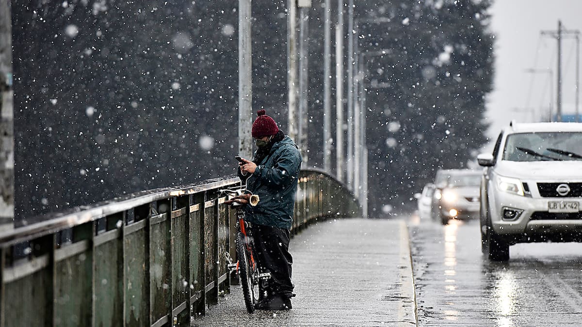 Lluvia y nieve en el Gran Santiago: sistema frontal llega a la región Metropolitana con precipitaciones