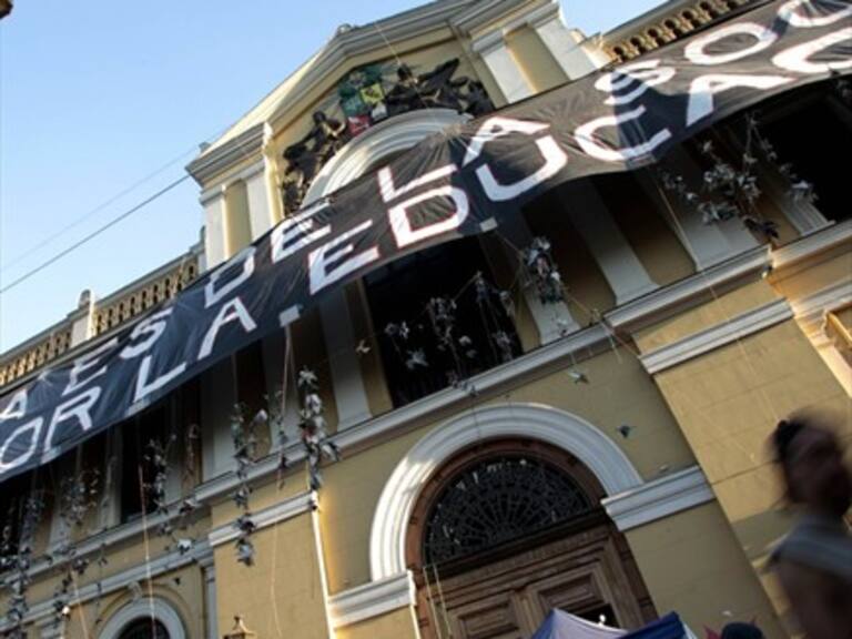 Universidad de Chile entrega títulos póstumos a estudiantes ejecutados y desaparecidos