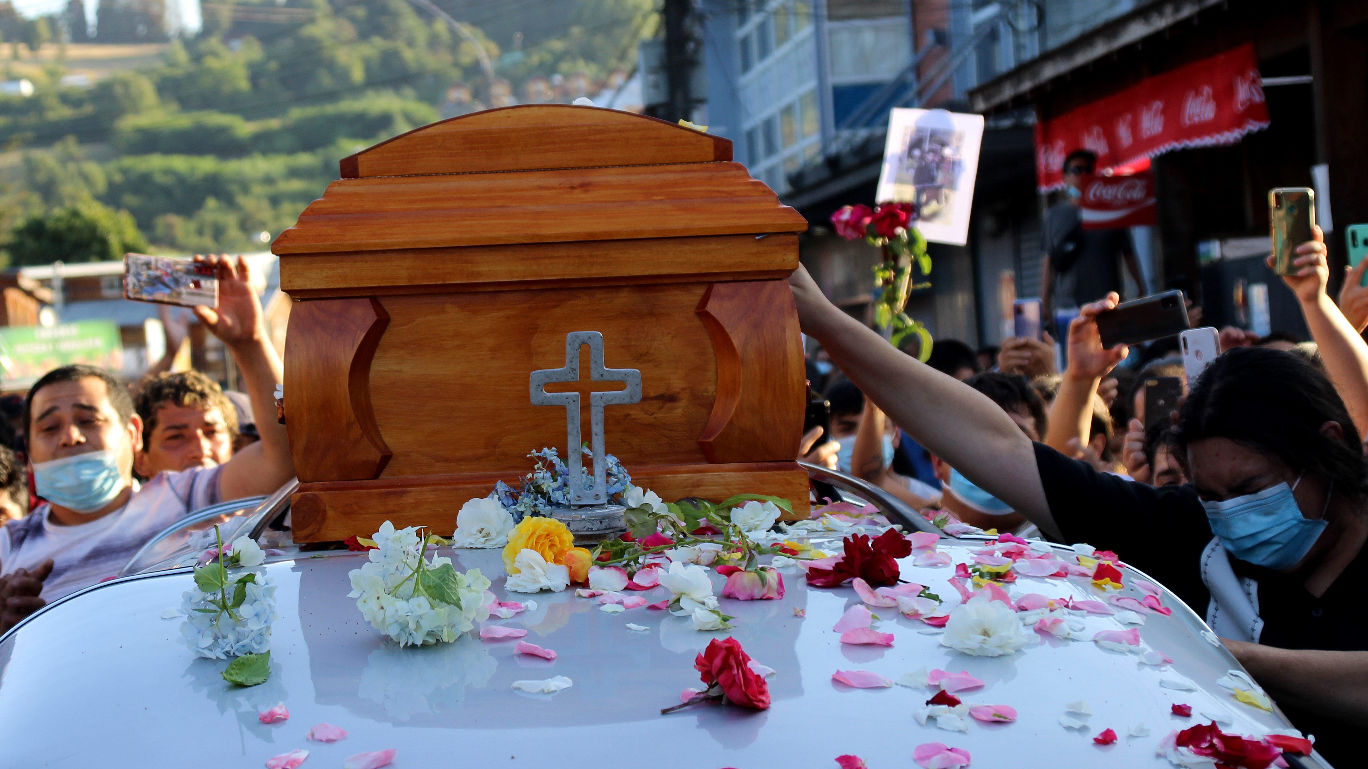 06 de Febrero de 2021/PANGUIPULLIArtistas callejeros y vecinos de la zona, despiden los restos del malabarista, Francisco Martínez, quien fue abatido por un carabinero quien le disparo en plena calle, las causas del hecho estan siendo investigadas ya que la institución alega legitima defensa propia
FOTO:AGENCIAUNO
