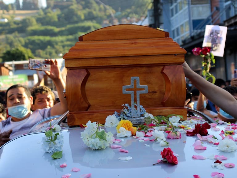 06 de Febrero de 2021/PANGUIPULLIArtistas callejeros y vecinos de la zona, despiden los restos del malabarista, Francisco Martínez, quien fue abatido por un carabinero quien le disparo en plena calle, las causas del hecho estan siendo investigadas ya que la institución alega legitima defensa propia
FOTO:AGENCIAUNO