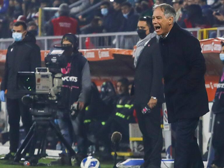 «Se lo dijimos al revés»: el dolor de cabeza que le provocó el cuerpo técnico a Ariel Holan en la UC