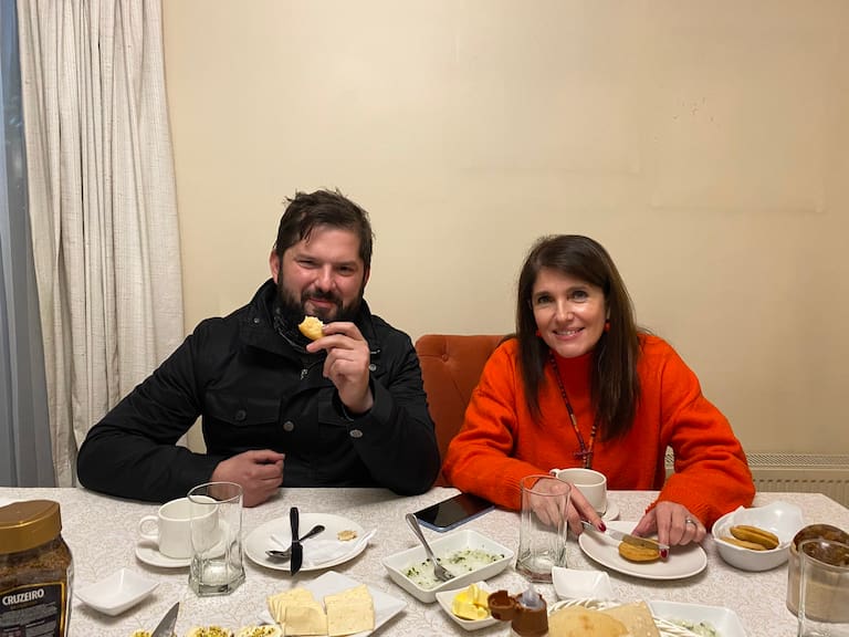 Gabriel Boric y Paula Narváez tomando once