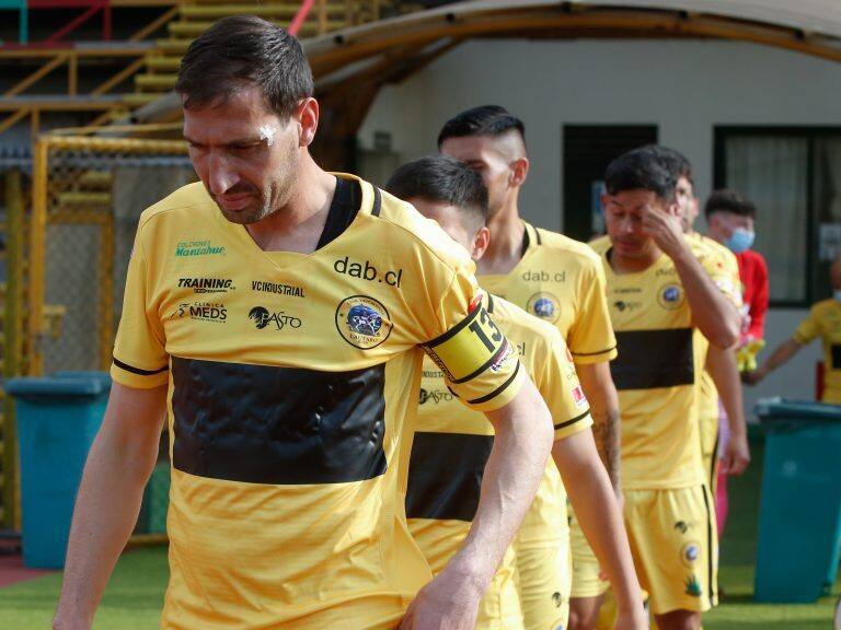 16 de JUNIO del 2021/SANTIAGO Lautaro de Buin luce un vistoso parche negro que tapa al Sponsor Oficial CMPC, que tras los problemas legales del club decidió no continuar con su apoyo al club, durante el partido valido por la Primera Fase de la Copa Chile 2021, Lautaro de Buin vs Magallanes, disputado en el Estadio Municipal de La Pintana.
FOTO: JORGE DIAZ/AGENCIA UNO