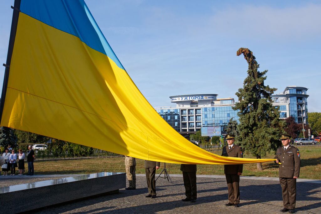 Militares de Ucrania homenajean la bandera en Uzhhorod