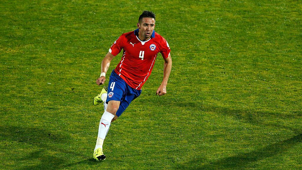SANTIAGO, CHILE - JUNE 24: Mauricio Isla of Chile celebrates after scoring the opening goal during the 2015 Copa America Chile quarter final match between Chile and Uruguay at Nacional Stadium on June 24, 2015 in Santiago, Chile. (Photo by Felipe Zanca/LatinContent via Getty Images)