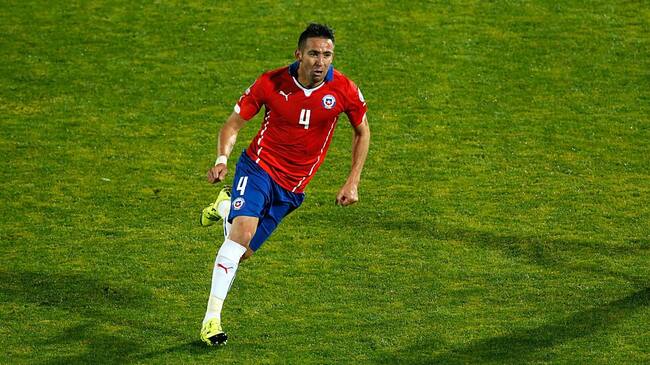 SANTIAGO, CHILE - JUNE 24: Mauricio Isla of Chile celebrates after scoring the opening goal during the 2015 Copa America Chile quarter final match between Chile and Uruguay at Nacional Stadium on June 24, 2015 in Santiago, Chile. (Photo by Felipe Zanca/LatinContent via Getty Images)