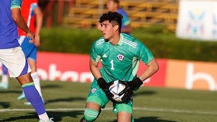 Vicente Reyes da el salto al fútbol inglés: el arquero chileno firmará en Norwich City