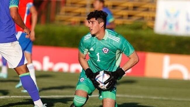 Vicente Reyes da el salto al fútbol inglés: el arquero chileno firmará en Norwich City