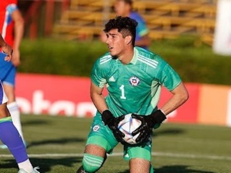 Vicente Reyes da el salto al fútbol inglés: el arquero chileno firmará en Norwich City