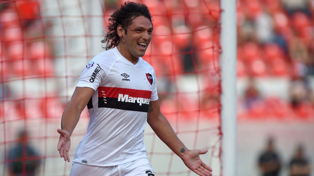 AVELLANEDA, ARGENTINA - DECEMBER 13:  Fabricio Fontanini of  Newell's Old Boys celebrates after scoring his team's second goal during a match between Independiente and Newell's Old Boys as part of Superliga 2019/20 at Estadio Libertadores de America on December 13, 2019 in Avellaneda, Argentina. (Photo by Luciano Bisbal/Getty Images)