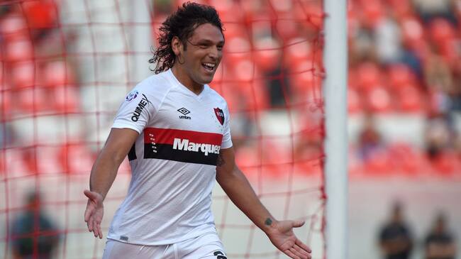 AVELLANEDA, ARGENTINA - DECEMBER 13: Fabricio Fontanini of Newell's Old Boys celebrates after scoring his team's second goal during a match between Independiente and Newell's Old Boys as part of Superliga 2019/20 at Estadio Libertadores de America on December 13, 2019 in Avellaneda, Argentina. (Photo by Luciano Bisbal/Getty Images)