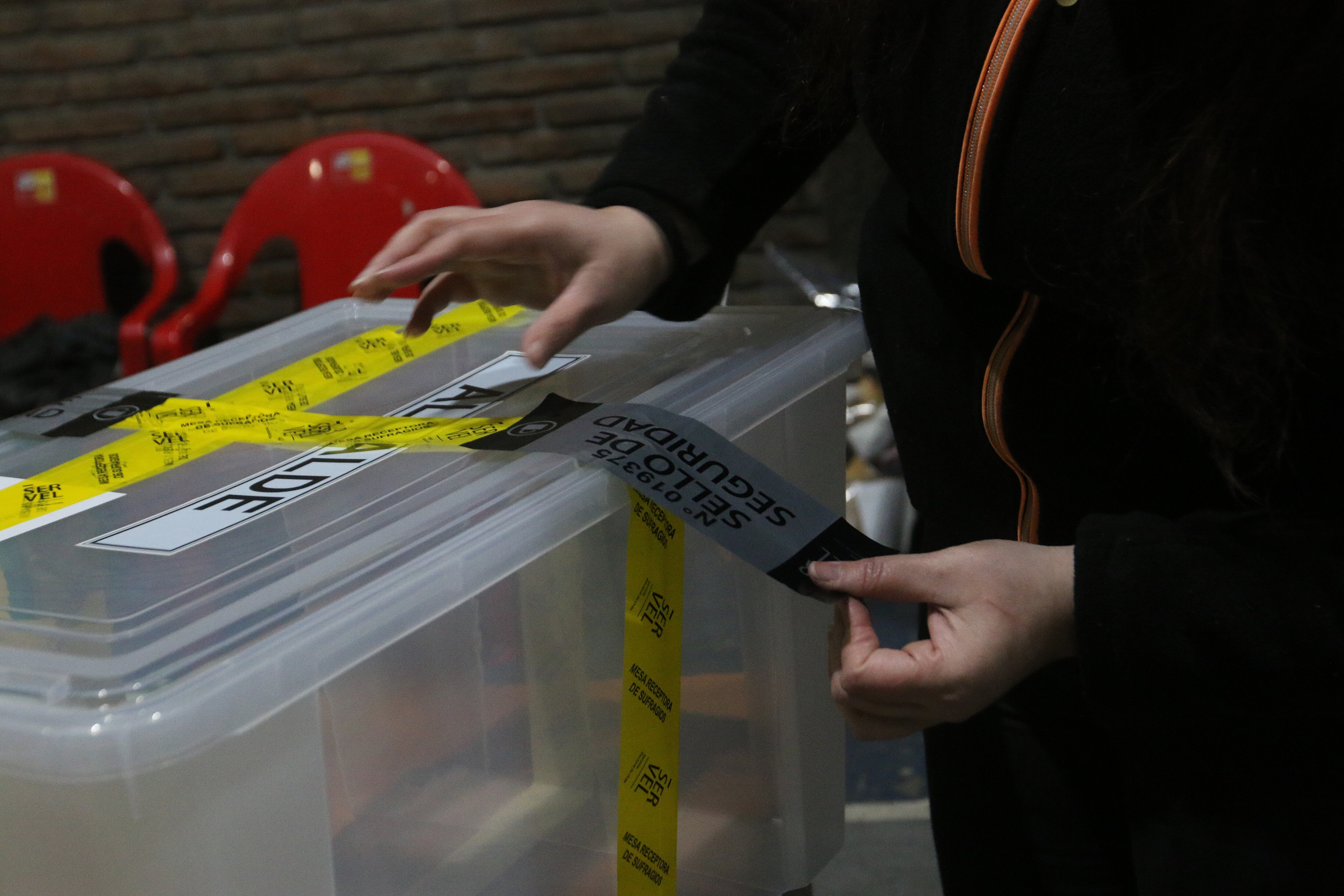 Sellado de caja en Liceo Javiera Carrera.Foto: Agencia Uno.