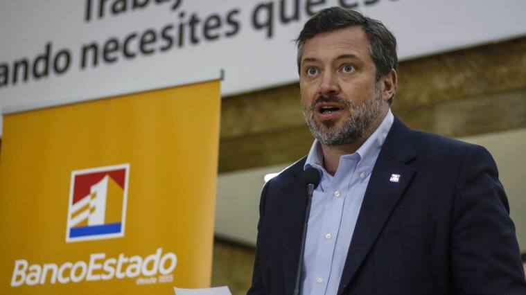 8 de septiembre del 2020/SANTIAGOEl presidente del Banco Estado, Sebastian Sichel, habla en un punto de prensa, y realiza un balance, sobre el ataque cibernético que fue víctima la entidad bancaria, y que ha decretado el cierre de las sucursales.
FOTO: SEBASTIAN BELTRAN GAETE/AGENCIAUNO