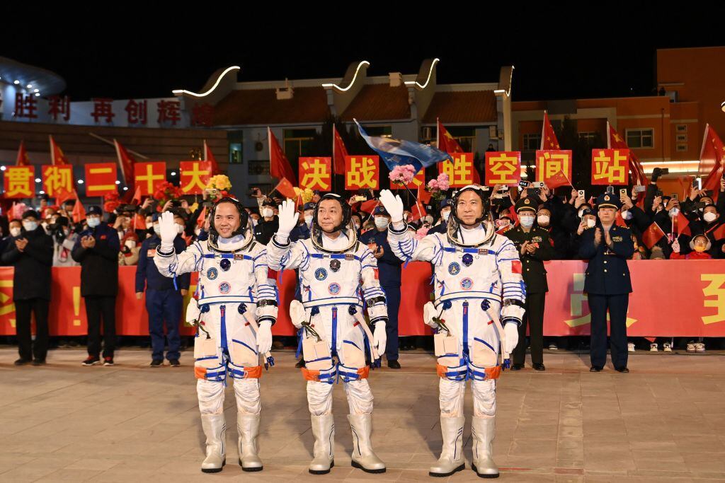 Los astronautas chinos Fei Junlong, Deng Qingming y Zhang Lu en Jiuquan
