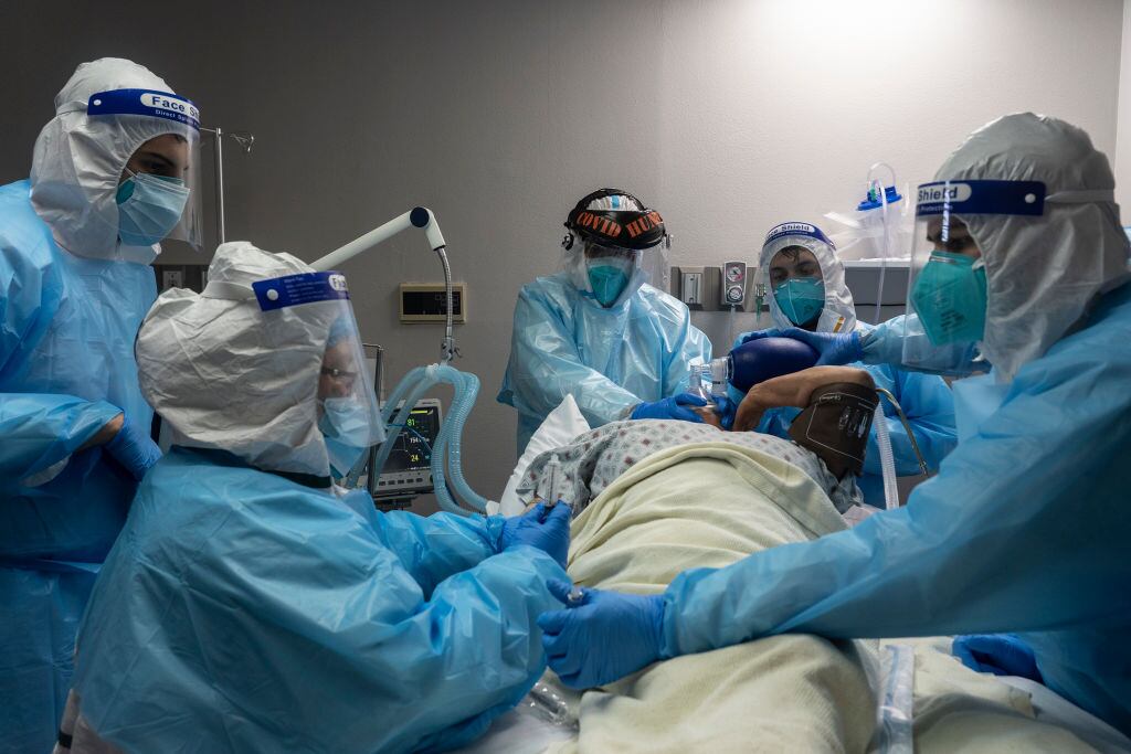 Médicos atienden a paciente Covid-19 en un hospital de Houston