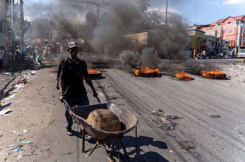Un hombre avanza entre barricadas en Haití por protestas contra gobierno