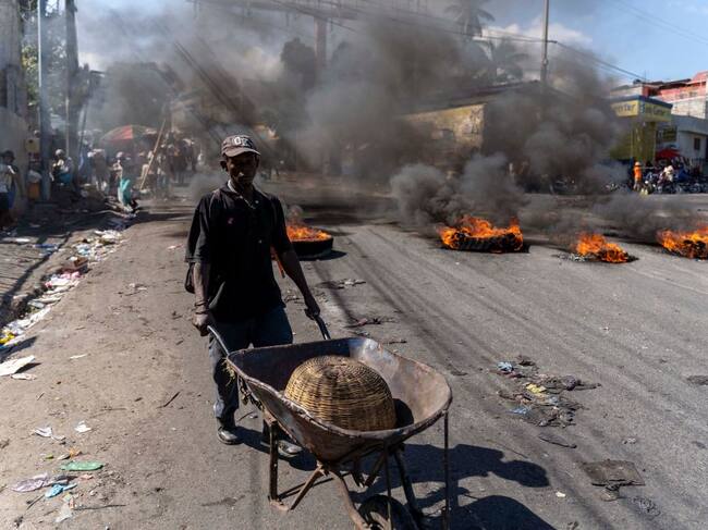 Un hombre avanza entre barricadas en Haití por protestas contra gobierno