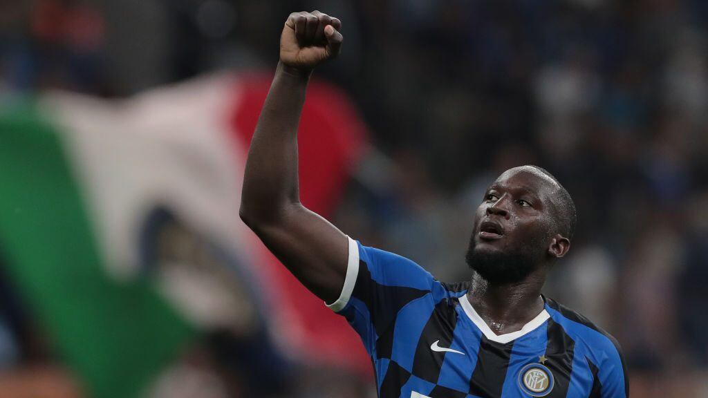 MILAN, ITALY - AUGUST 26: Romelu Lukaku of FC Internazionale celebrates his goal during the Serie A match between FC Internazionale and US Lecce at Stadio Giuseppe Meazza on August 26, 2019 in Milan, Italy. (Photo by Emilio Andreoli/Getty Images)