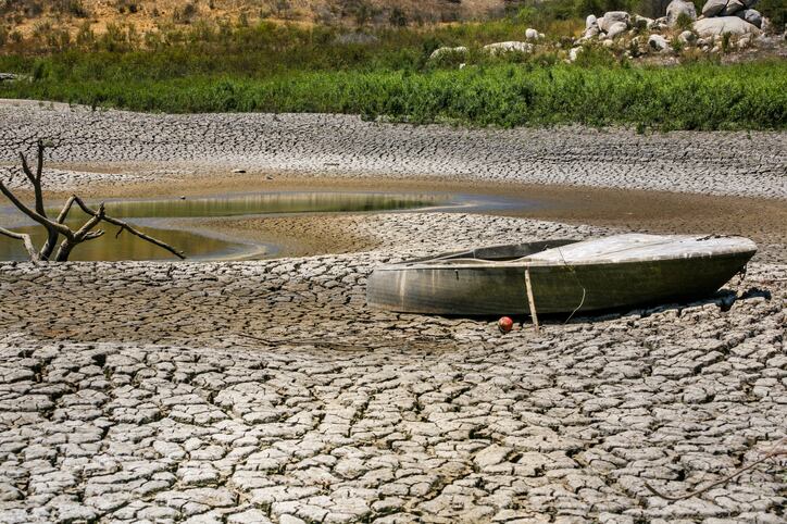 Un bote permanece en un lago sin agua por la sequía en México