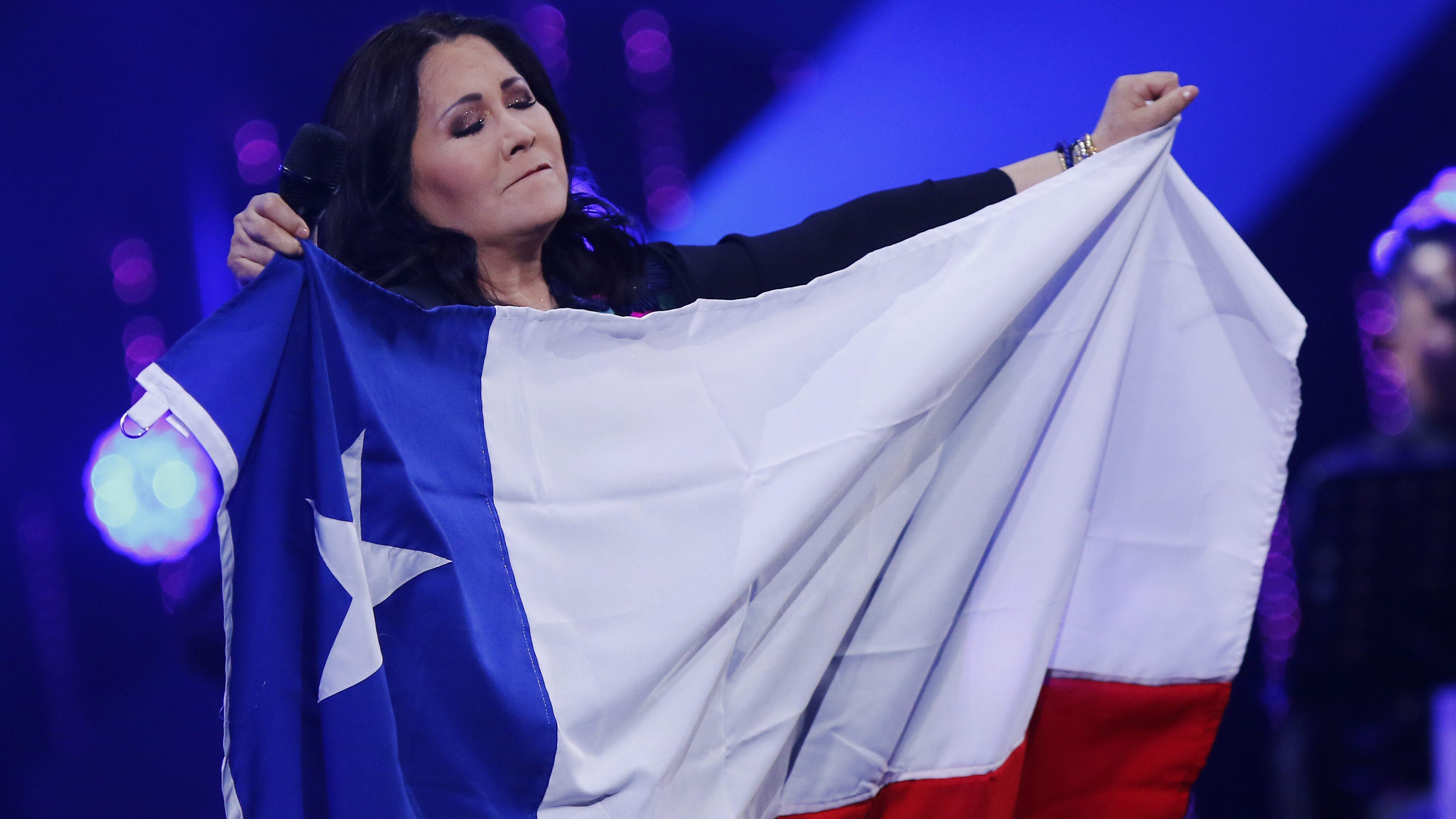 25 DE FEBRERO DE 2020/VIÑA DEL MARLa cantautora mexicana Ana Gabriel con una bandera chilena, durante la tercera noche del Festival de Viña del Mar 2020, realizado en la Quinta Vergara.
FOTO: LEONARDO RUBILAR CHANDIA/AGENCIAUNO