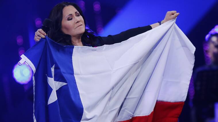 25 DE FEBRERO DE 2020/VIÑA DEL MARLa cantautora mexicana Ana Gabriel con una bandera chilena, durante la tercera noche del Festival de Viña del Mar 2020, realizado en la Quinta Vergara.
FOTO: LEONARDO RUBILAR CHANDIA/AGENCIAUNO