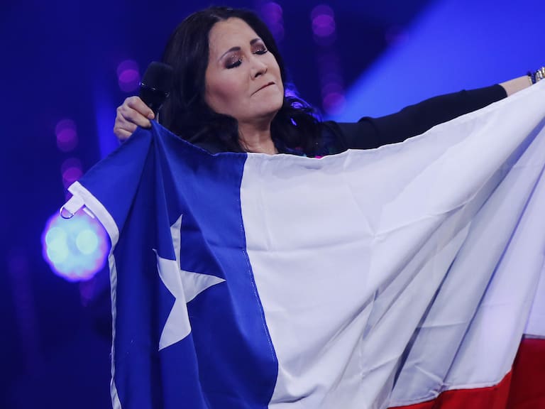 25 DE FEBRERO DE 2020/VIÑA DEL MARLa cantautora mexicana Ana Gabriel con una bandera chilena, durante la tercera noche del Festival de Viña del Mar 2020, realizado en la Quinta Vergara.
FOTO: LEONARDO RUBILAR CHANDIA/AGENCIAUNO