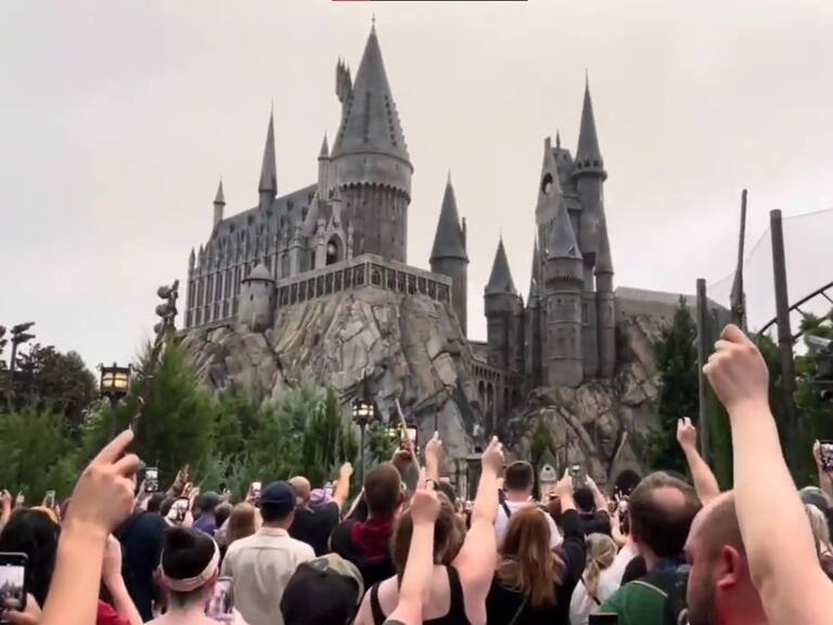 «Varitas al cielo»: El emotivo homenaje de los fanáticos de Harry Potter a Micheal Gambon en Orlando