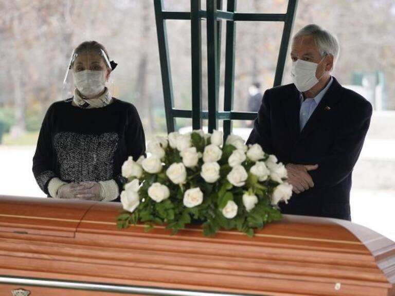 Presidente y familiares fueron acusados de vulnerar protocolo en funeral de exarzobispo Bernardino Piñera