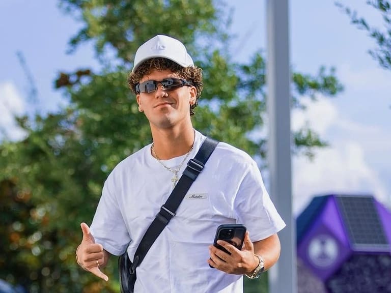 Instagram @favian10yola