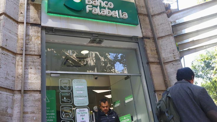 Cajera del Banco Falabella es formalizada por agregar cero a depósito: eran $9 millones, anotó $90 y compró auto del año