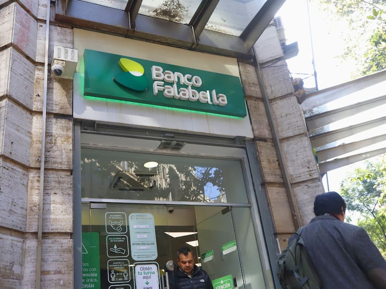 Cajera del Banco Falabella es formalizada por agregar cero a depósito: eran $9 millones, anotó $90 y compró auto del año