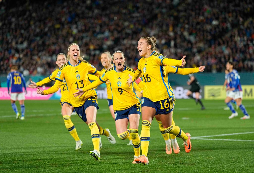 Selección de Suecia festeja en Auckland ante Japón en la Copa del Mundo