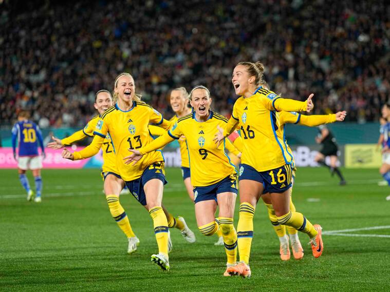 Selección de Suecia festeja en Auckland ante Japón en la Copa del Mundo