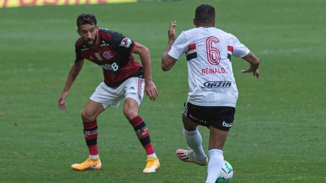 01 DE NOVIEMBRE DE 2020/RIO DE JANEIRO, BRASILMauricio Isla (i) en disputa del balón, durante el partido valido por el Brasileirao Serie A 2020, entre Flamengo vs Sao Paulo, disputado en el Estadio Maracana.
FOTO: MAGA JR/LANCEPRESS/AGENCIAUNO