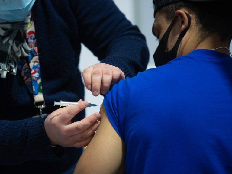 24 de Mayo del 2021/ LA FLORIDA Proceso de Vacunación para adultos de 29 años y rezagados por indicación del Ministerio de Salud en el Estadio Bicentenario de La Florida FOTO: DIEGO MARTIN /AGENCIAUNO