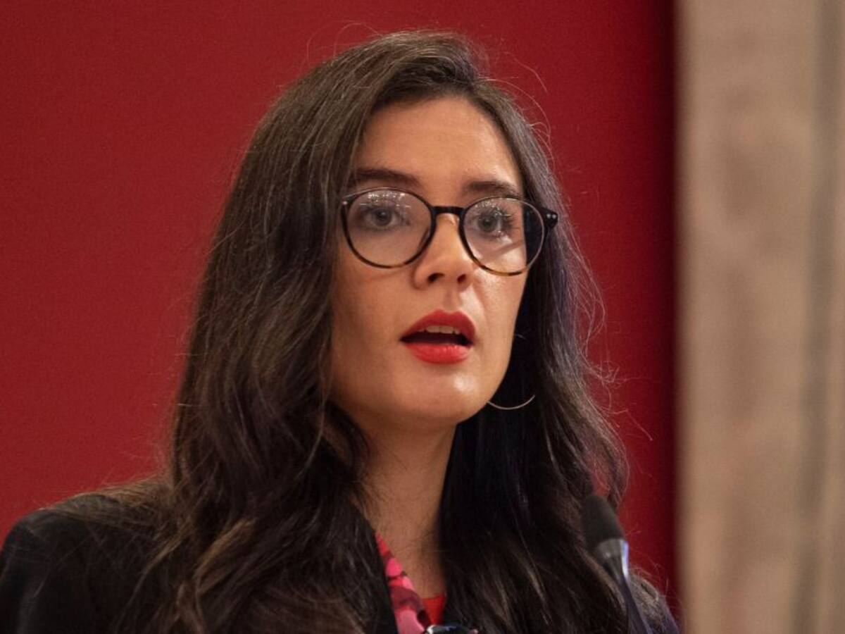 Ministra Camila Vallejo descarta cambio de gabinete ante polémica por reuniones entre autoridades y empresarios en casa de Zalaquett