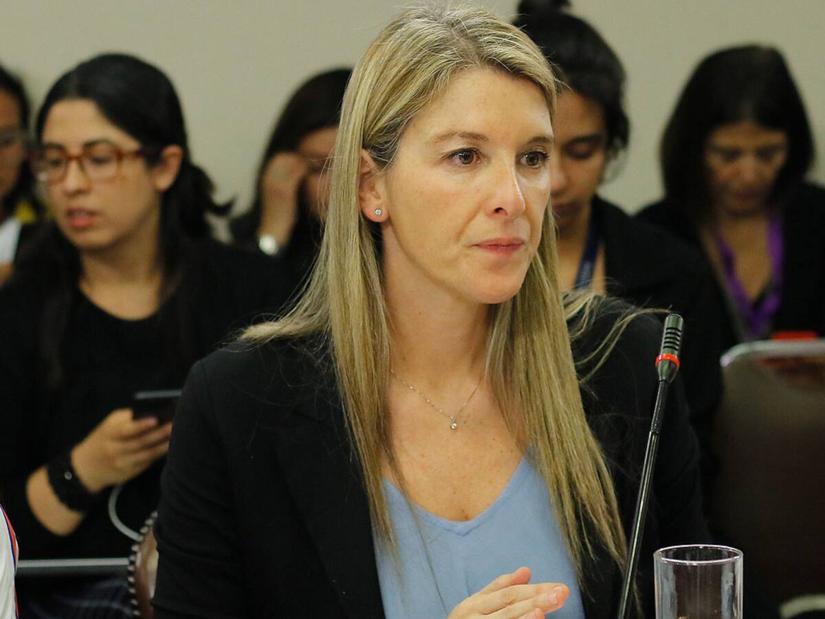 Ve a su hijo por la pantalla del teléfono: Así enfrenta Marcela Sabat la neumonía Covid-19 que padece