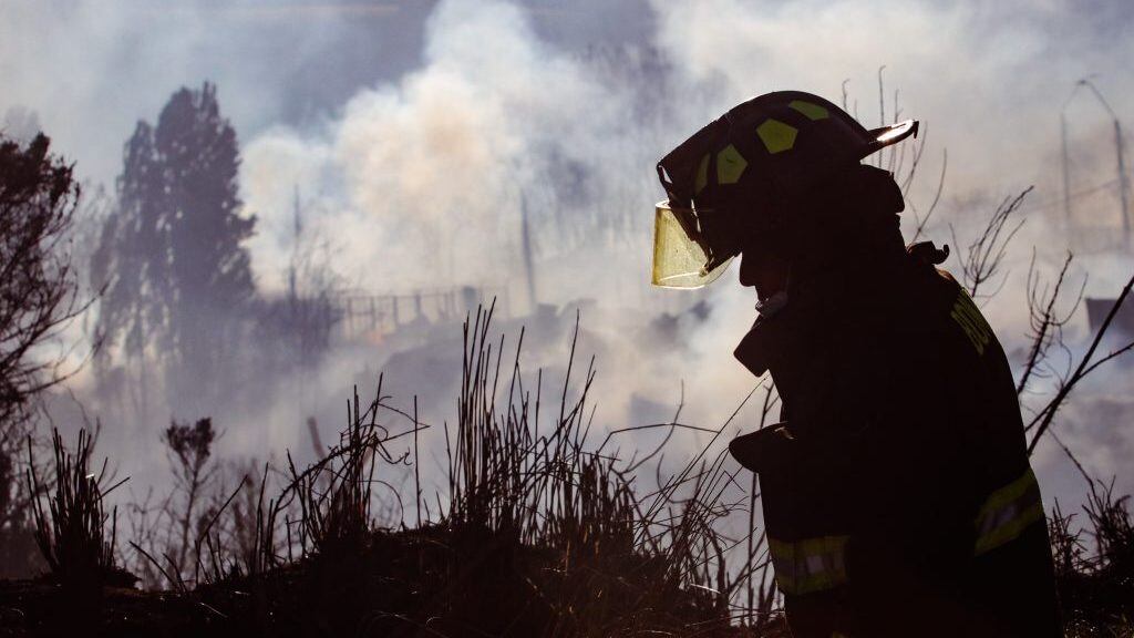 09 de Diciembre de 2021/CASTRO Bomberos trabaja en combatir en un incendio que ha afectado cerca de 120 casas en la comuna de Castro.
Al lugar llegaron 11 camiones aljibe, 1 helicóptero, 33 carros de Bomberos y más de 200 voluntarios quienes han luchado contra las llamas gran parte del día.
FOTO: JORGE SEGOVIA/AGENCIAUNO