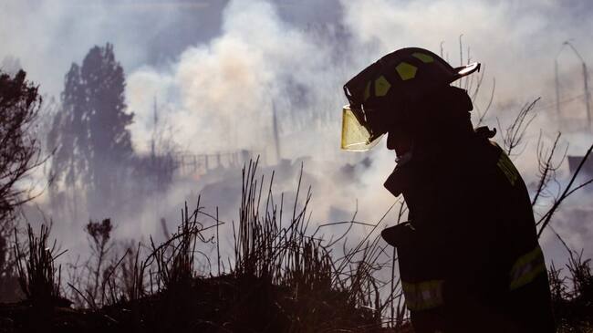 09 de Diciembre de 2021/CASTRO Bomberos trabaja en combatir en un incendio que ha afectado cerca de 120 casas en la comuna de Castro.
Al lugar llegaron 11 camiones aljibe, 1 helicóptero, 33 carros de Bomberos y más de 200 voluntarios quienes han luchado contra las llamas gran parte del día.
FOTO: JORGE SEGOVIA/AGENCIAUNO