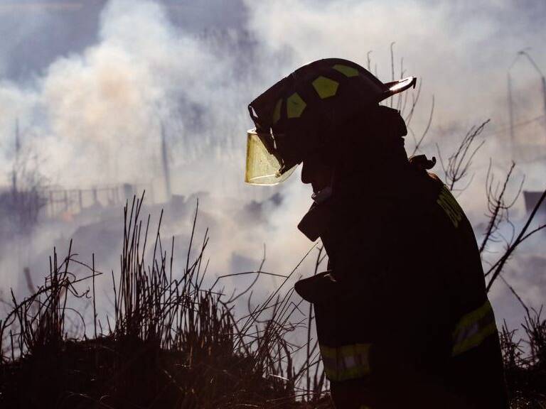 09 de Diciembre de 2021/CASTRO Bomberos trabaja en combatir en un incendio que ha afectado cerca de 120 casas en la comuna de Castro.
Al lugar llegaron 11 camiones aljibe, 1 helicóptero, 33 carros de Bomberos y más de 200 voluntarios quienes han luchado contra las llamas gran parte del día.
FOTO: JORGE SEGOVIA/AGENCIAUNO
