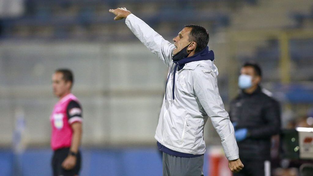 4 de Abril del 2021/SANTIAGOEl Director Tecnico de Universidad Catolica Gustavo Poyet(d), durante el partido valido por la segunda fecha del Campeonato Nacional AFP PlanVital 2021, entre Universidad Catolica vs Palestino, disputado en el Estadio San Carlos de Apoquindo.
FOTO:JAVIER VALDES LARRONDO/AGENCIAUNO