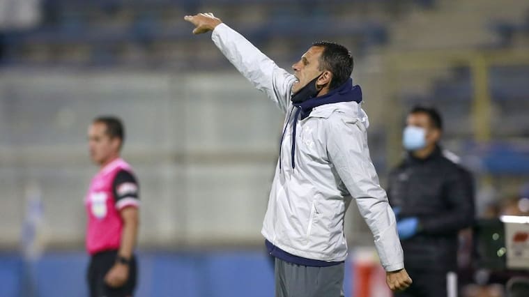 4 de Abril del 2021/SANTIAGOEl Director Tecnico de Universidad Catolica Gustavo Poyet(d), durante el partido valido por la segunda fecha del Campeonato Nacional AFP PlanVital 2021, entre Universidad Catolica vs Palestino, disputado en el Estadio San Carlos de Apoquindo.
FOTO:JAVIER VALDES LARRONDO/AGENCIAUNO