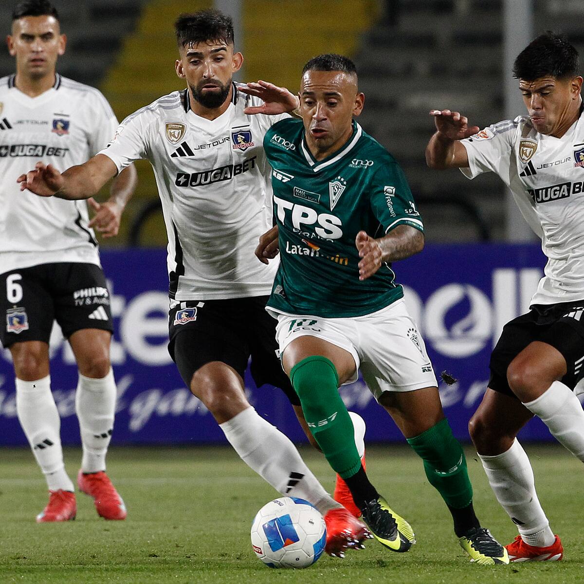 Su contrato finaliza en diciembre, pero aspira a extender su contrato en Colo Colo: “Estamos contentos con mi familia aquí”