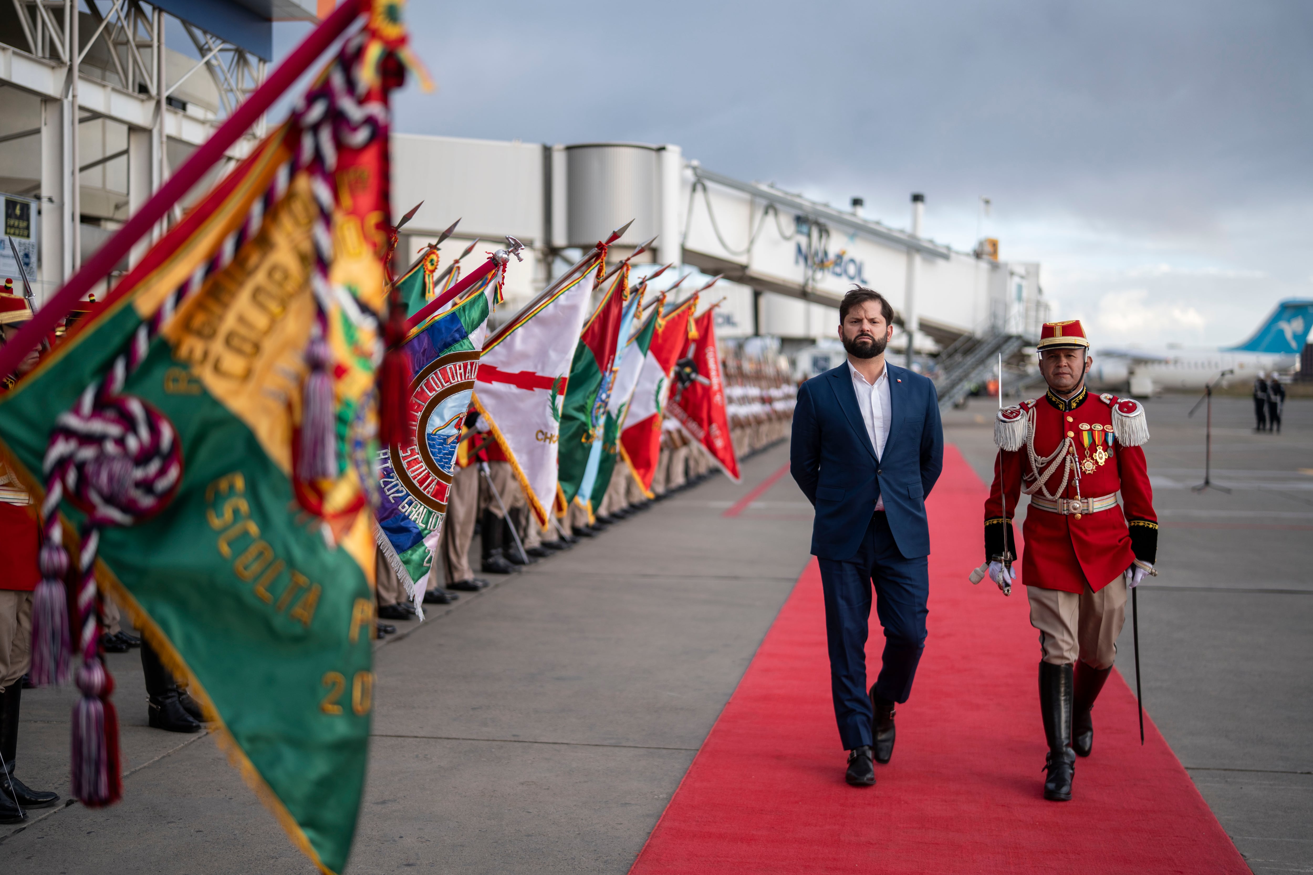 Presidente Gabriel Boric aterriza en Bolivia para asistir al cambio de mando