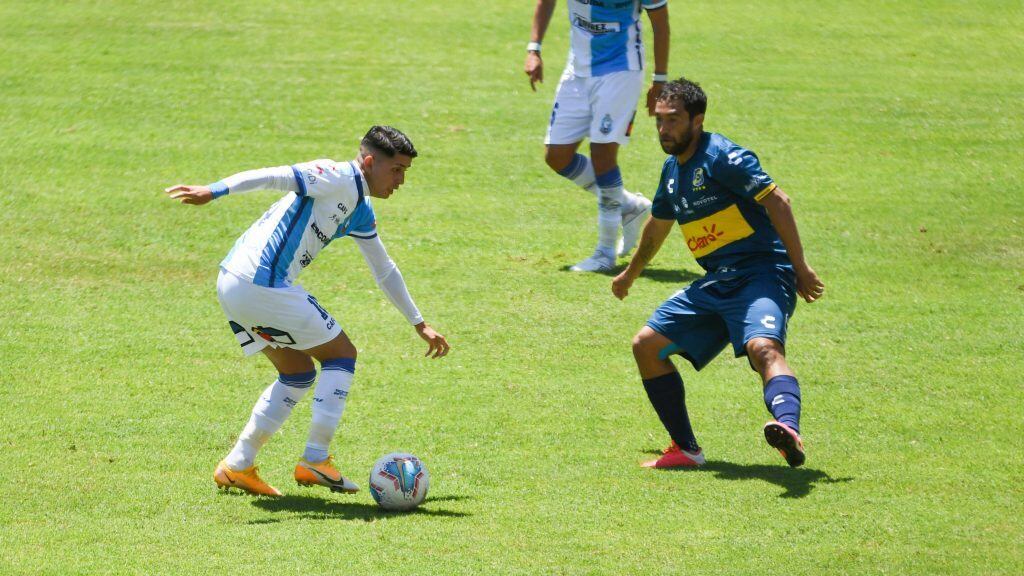 19 DE NOVIEMBRE 2020 / ANTOFAGASTA Jason Flores (d) disputa el balón ,Durante el partido válido por la decido novena fecha del campeonato AFP Planvita, entre Deportes Antofagasta y Everton de Viña del Mar, disputado en el Estadio Calvo & Bascuñan de Antofagasta
FOTO CAMILO ALFARO/AGENCIA UNO